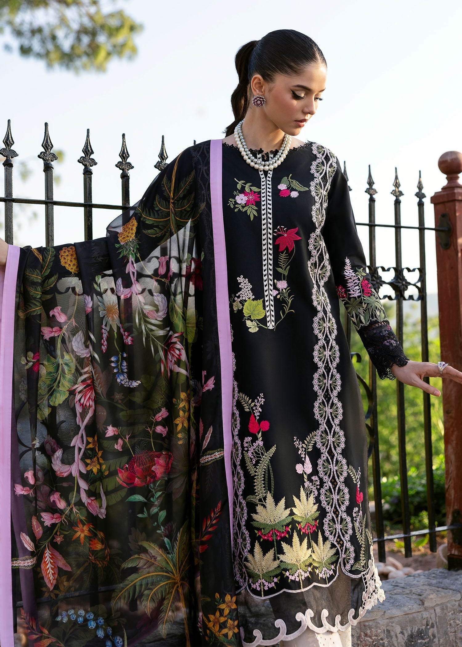 Saira Shakira | Bloom Lawn 25 | SAUVAGE 6-B - Seharnaz