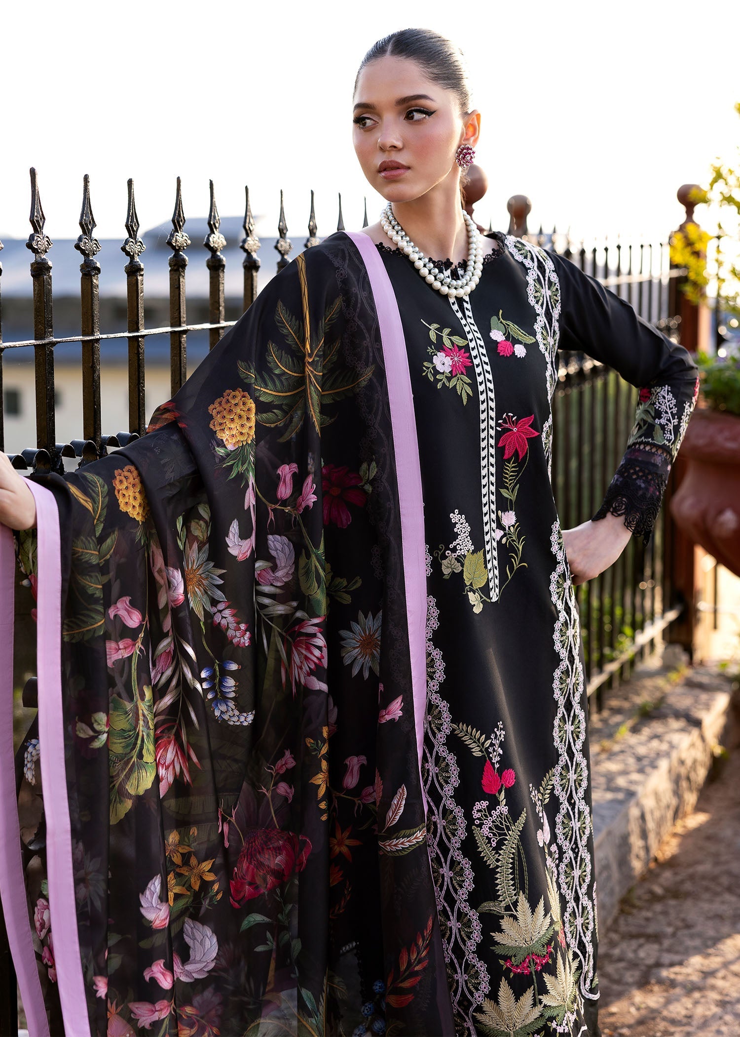 Saira Shakira | Bloom Lawn 25 | SAUVAGE 6-B - Seharnaz